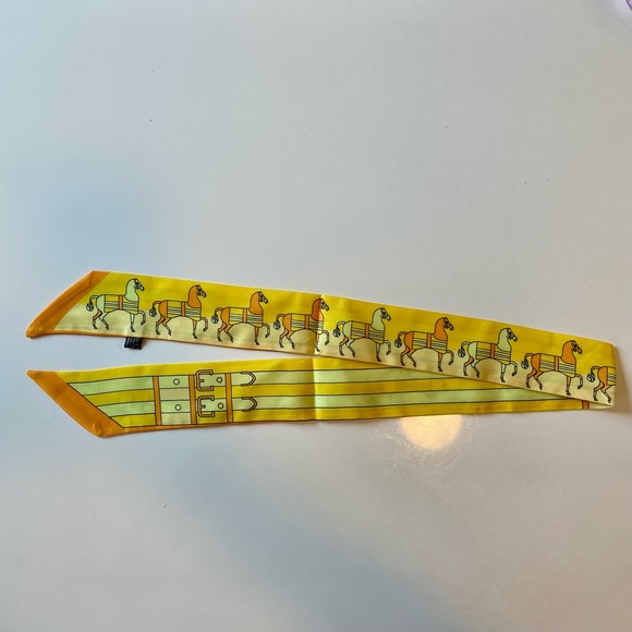 New neck tie scarf. Beautiful color. Perfect finishing touch to your outfit. - Picture 4 of 6